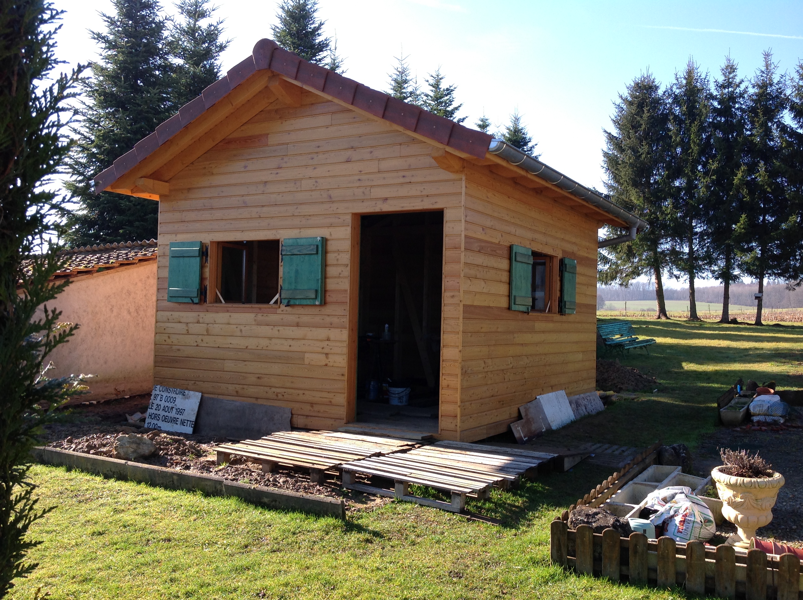 Abri de jardin en bois avec terrasse - ABT Construction Bois