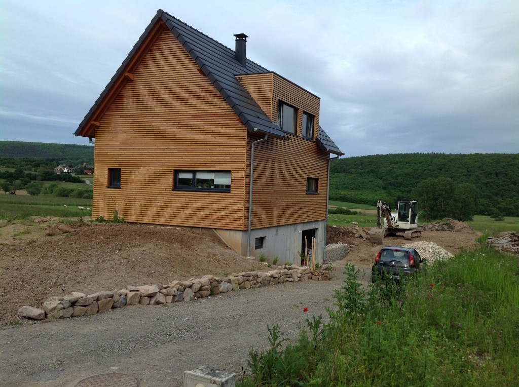 Maison en bois avec bardage horizontal en bois et garage enterré. Maison à ossature bois en Alsace. Autre vue
